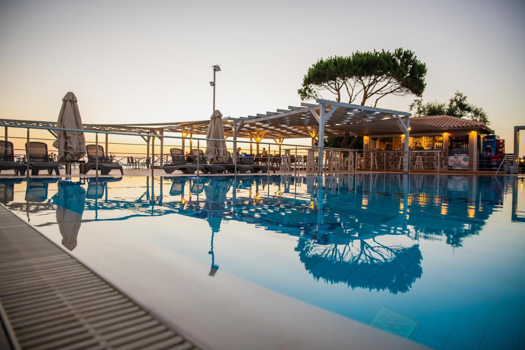 Mesogeios Hotel Маратополис Екстериор снимка